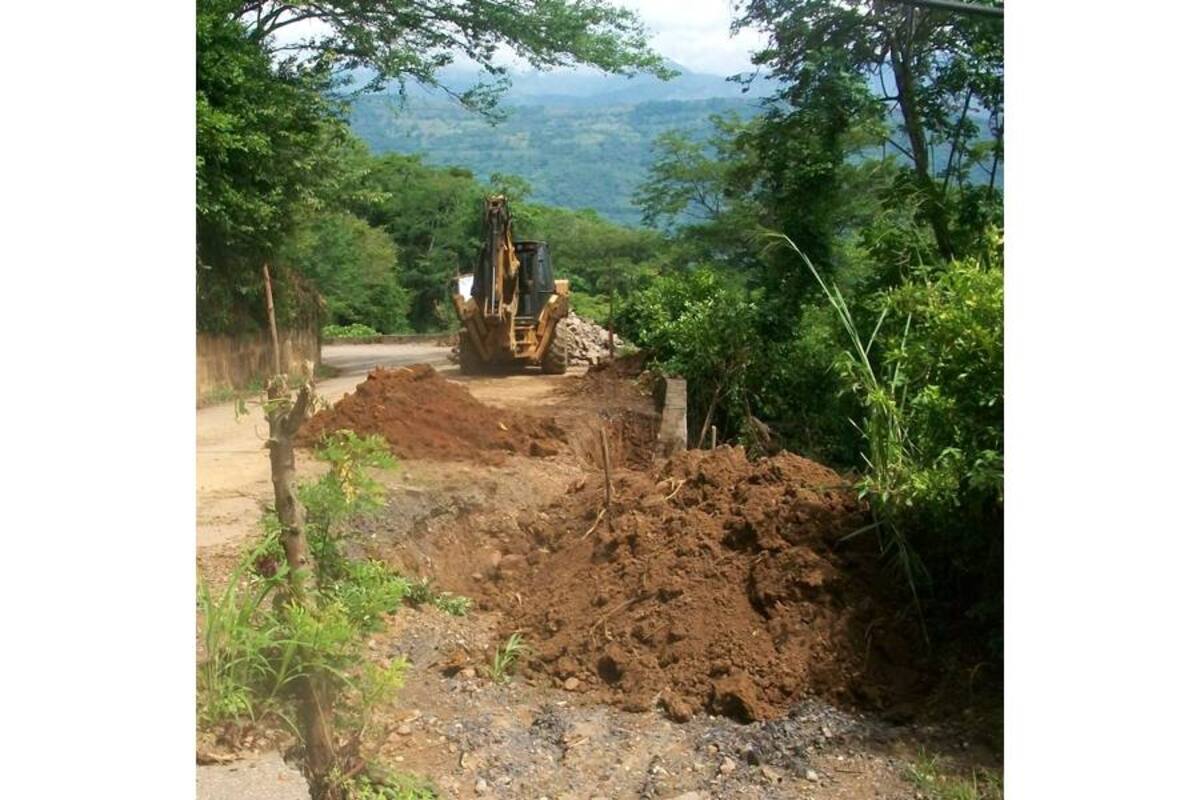Trabajos de construcción de muros de gaviones, que se ejecutan en la vía Socorro - Simacota, con recursos de la gobernación de Santander y Colombia Humanitaria. (Foto: Luis Fernando Martínez Vargas/VANGUARDIA LIBERAL)