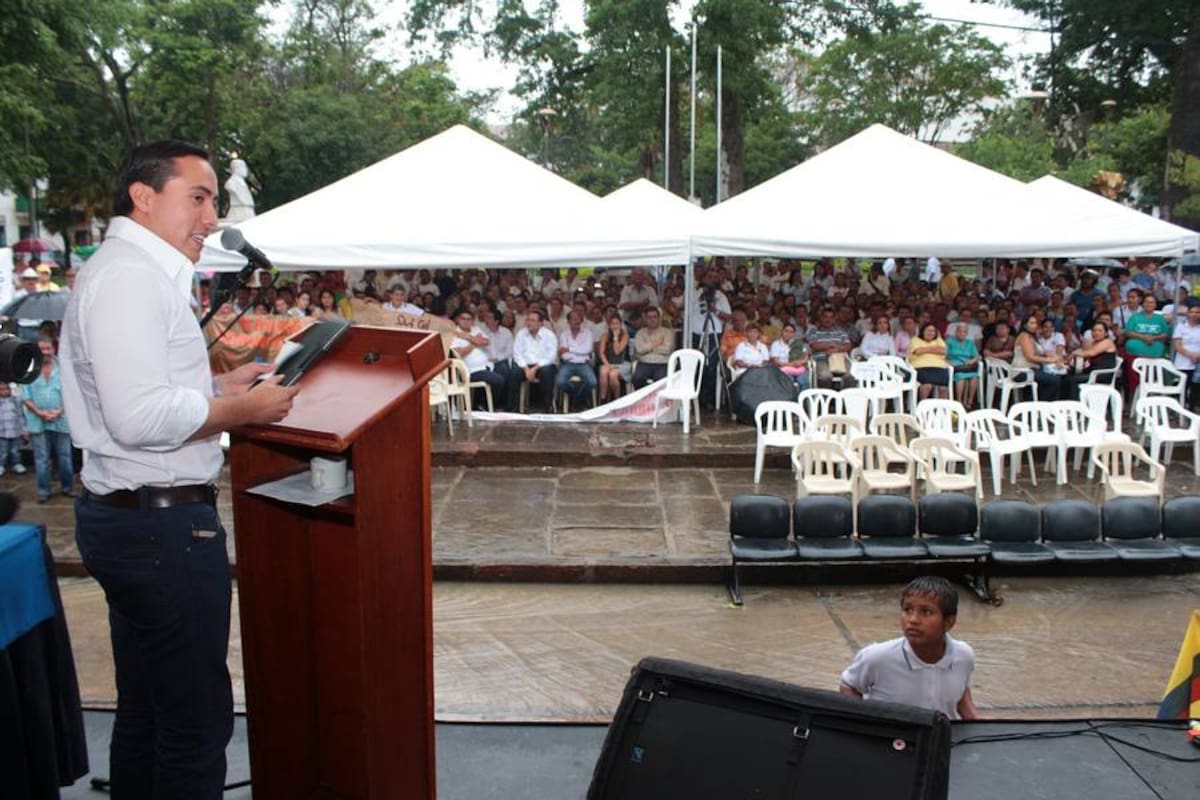 El Gobernador compartió un momento de integración con los estudiantes y docentes del colegio Panamericano. (Foto: Archivo / VANGUARDIA LIBERAL)