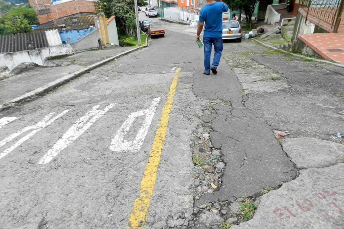 Los habitantes de El Reposo solicitan a las autoridades atención para la carrera 15, que actualmente está deteriorada. (Foto: Liliana Carvajal/VANGUARDIA LIBERAL )