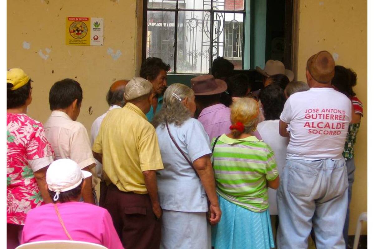 Los adultos mayores beneficiados con el programa Nacional podrán acceder a este beneficio en los puntos de cobro anunciadios por el Municipio. Se requiere ir acompañados de algun familiar.