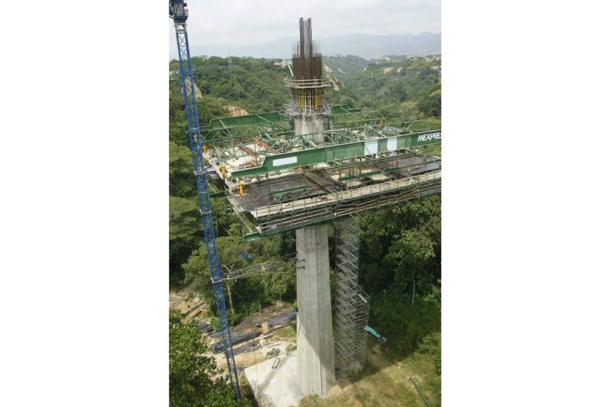 Esta es la Pila 2, la cual ya tiene construida la primera dovela o tramo del puente como se aprecia en la imagen. La obra estaría culminada en abril de 2014. (Foto: César Flórez / VANGUARDIA LIBERAL)