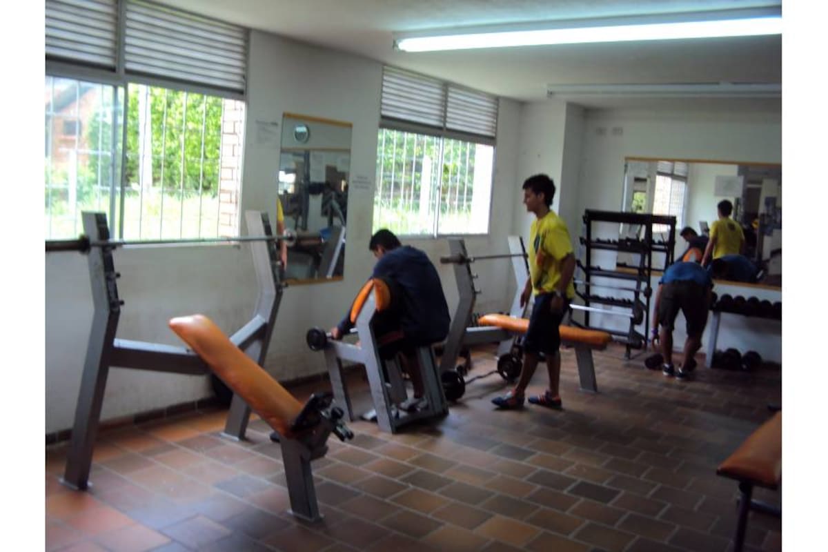 En el primer piso de la sede de Ideflorida se encuentra el gimnasio del barrio Bucarica que ha ayudado a muchos jóvenes en la práctica del deporte. (Foto: Archivo / VANGUARDIA LIBERAL)