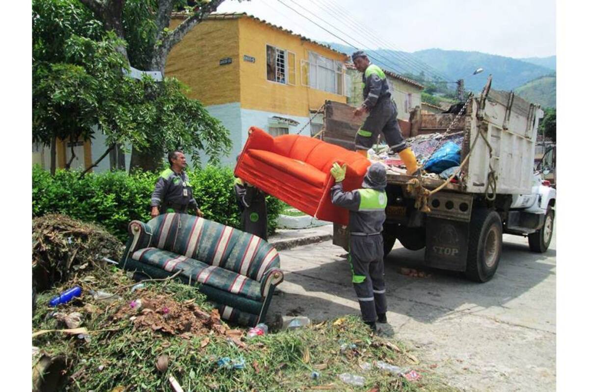 Las empresas recolectoras estuvieron atentas ayer en el arroje de material reciclable por la ciudadanía tras una campaña encaminada a mitigar los casos de dengue en la localidad. (Foto: Archivo/ VANGUARDIA LIBERAL )