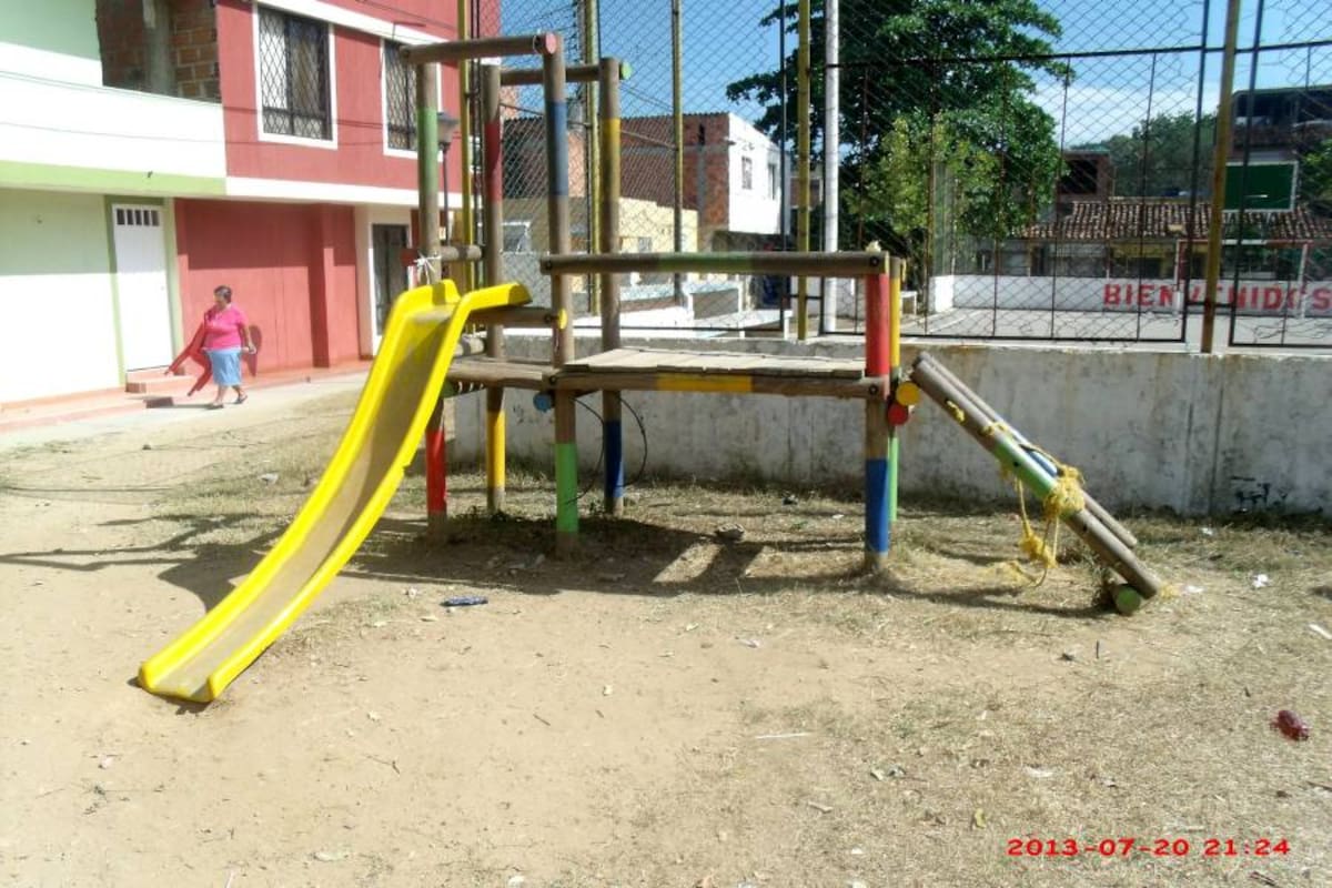 Los juegos infantiles están bastante deteriorados, las tablas están partidas y las estructuras incompletas; lo cual dificulta su uso para los menores porque podría generarse un accidente. (Foto: Suministrada/VANGUARDIA LIBERAL)
