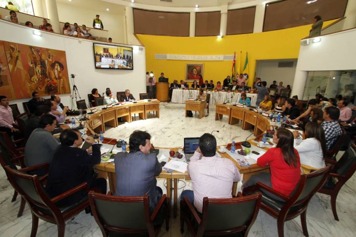 La audiencia se realizó en el salón de plenarias del Concejo de Bucaramanga y contó con la presencia de los corporados, de varios diputados y de funcionarios de diferentes carteras tanto locales como departamentales, así como de empleados de la EPS Solsalud, que está en proceso de liquidación (Foto: Nelson Díaz / VANGUARDIA LIBERAL)
