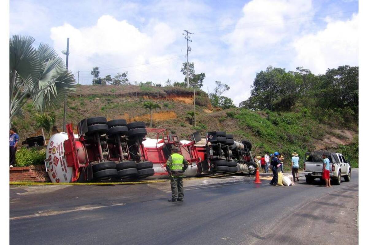 Una tractomula se volcó a la entrada del ramal de Confines, en la vía Socorro - Oiba, generando el derrame de 4.000 galones de gasolina, emergencia que fue atendida por la Policía de Carreteras y bomberos de Socorro y Confines. (Foto: Luis Fernando Martínez Vargas/VANGUARDIA LIBERAL)