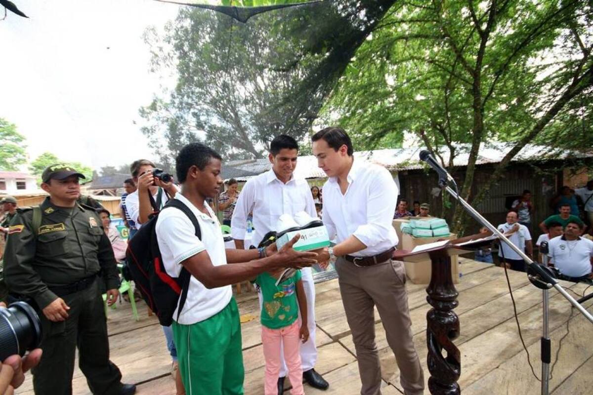 El gobernador de Santander hizo entrega de zapatos a los niños y jóvenes que integran la banda de marcha del colegio en La India. (Foto: Suministrada /VANGUARDIA LIBERAL )