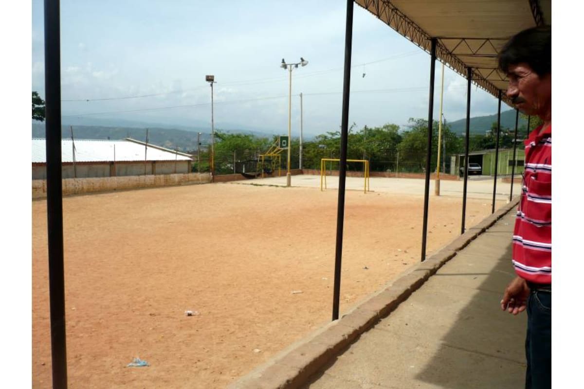 Los habitantes de la parte alta del barrio Bellavista se abastecen de agua por medio de mangueras que llegan de las pilas públicas. (Foto: Liliana Carvajal/VANGUARDIA LIBERAL )