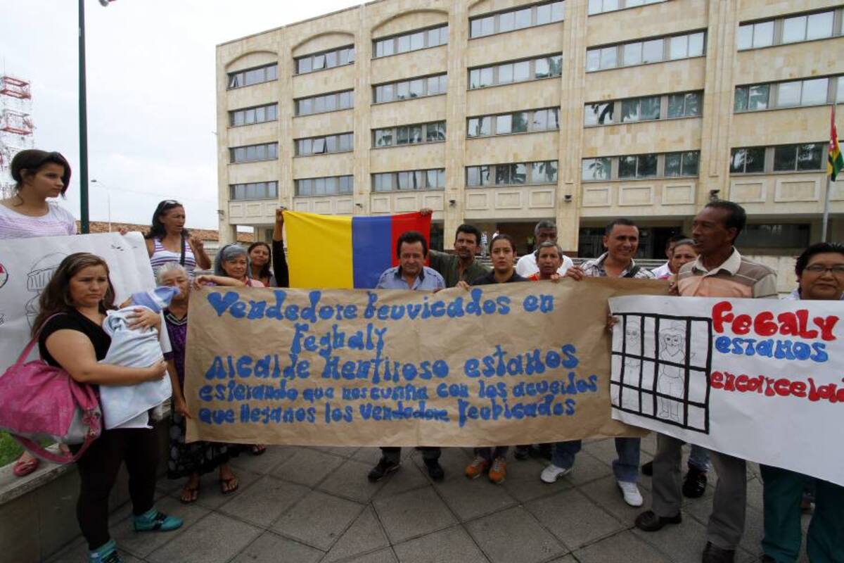 Representantes de los ex vendedores informales reubicados en Feghali hicieron un plantón frente a la Alcaldía de Bucaramanga. (Foto: Nelson Díaz / VANGUARDIA LIBERAL)