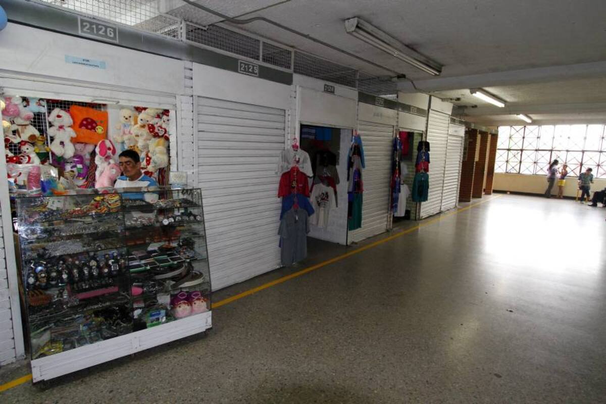 La casi nula concurrencia de personas al centro Comercial Feghali ha obligado a los ex vendedores informales reubicados allí a salir a protestar. Algunos han vendido $50 mil pesos en tres meses. (Foto: Nelson Díaz / VANGUARDIA LIBERAL)