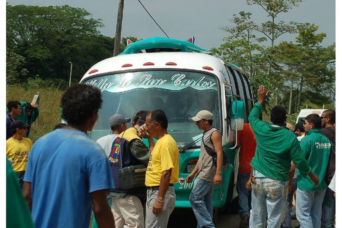 Mientras las partes dialogan para dar por terminado el paro de trabajadores, las concentraciones y protestas en el corregimiento El Centro continuaban al cierre de esta edición. (Foto: Archivo/VANGUARDIA LIBERAL)