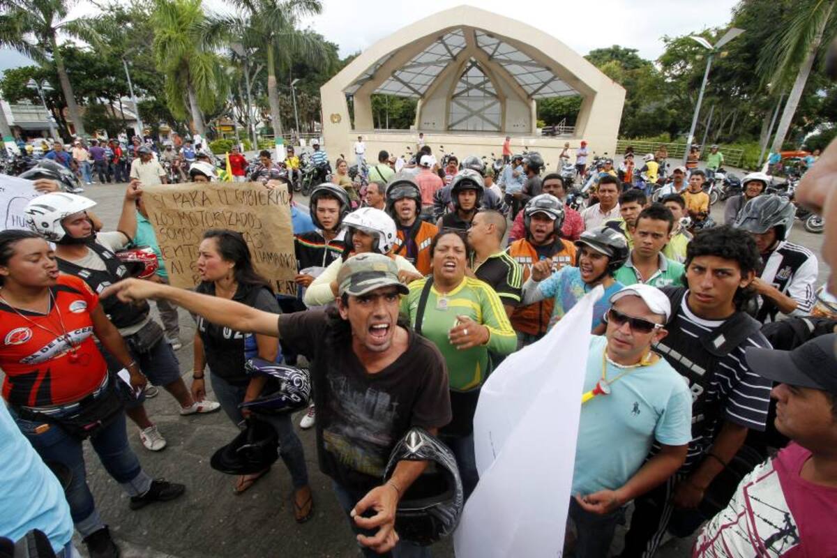El sector del transporte informal en Piedecuesta se apostó frente a la Alcaldía en protesta por la falta de acciones para combatir el desempleo que agobia a este sector de la población. (Foto: Cesar Flórez/ VANGUARDIA LIBERAL )