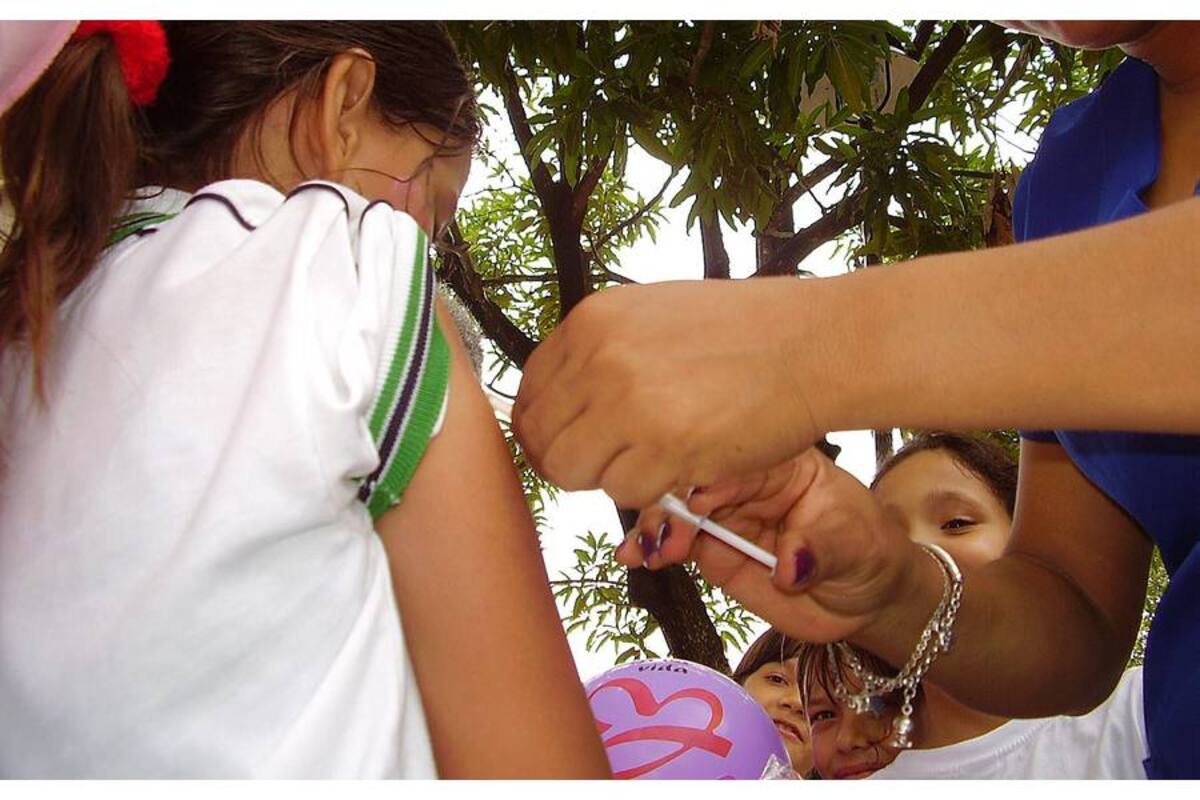 El año pasado, se aplicó la primera dosis de la vacuna al 100% de las niñas que se encontraban cursando cuarto de primaria en los diferentes colegios; la segunda dosis, al 98%; y, la tercera, al 95%. (Foto: Archivo/VANGUARDIA LIBERAL)