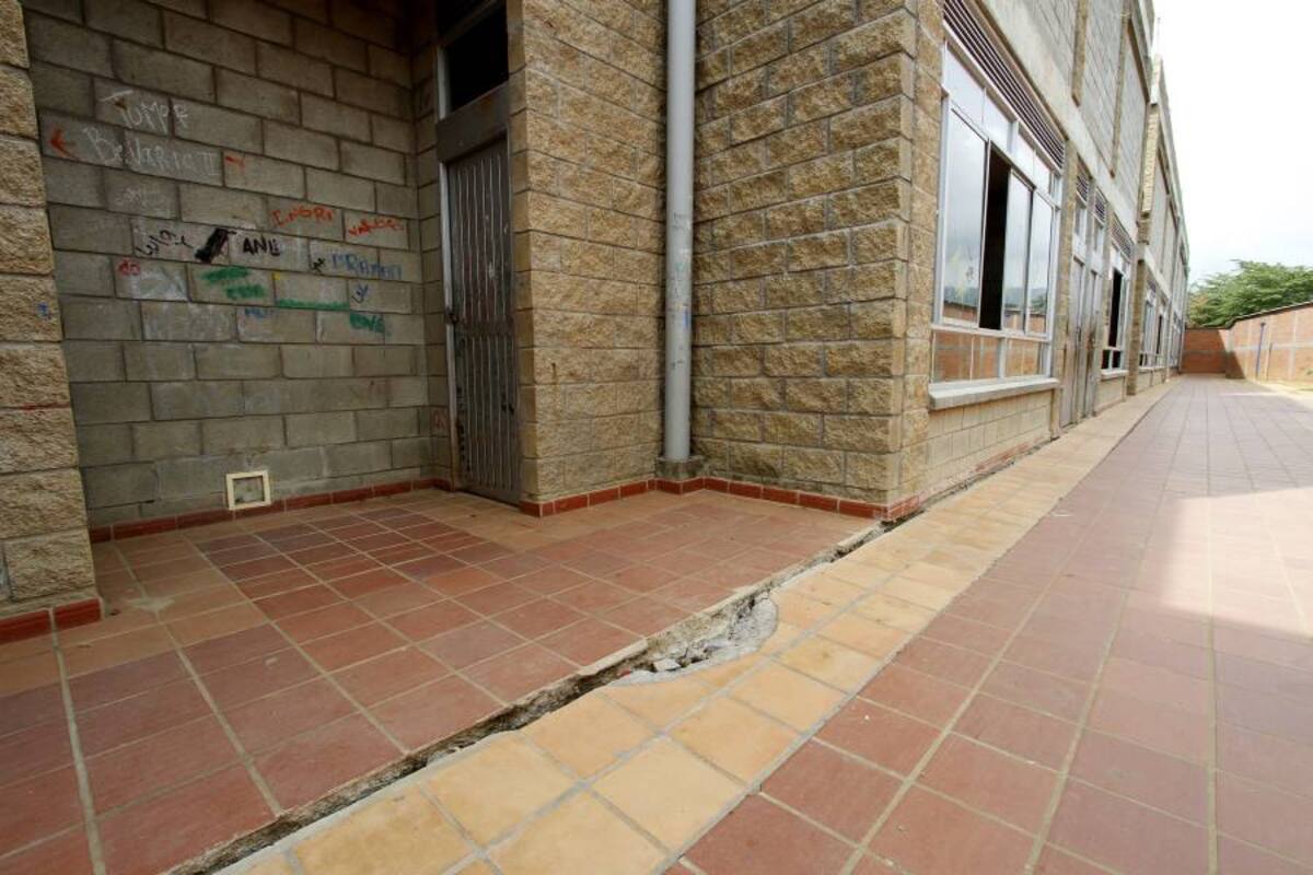Las grietas no han parado de aparecer en la institución desde el momento en que se inauguró, en el 2011. (Foto: Nelson Díaz / VANGUARDIA LIBERAL)
