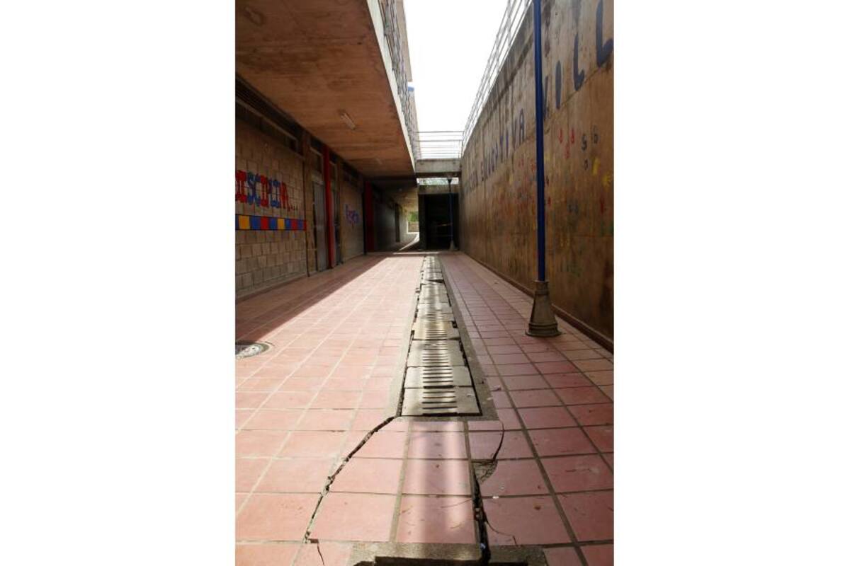 Las grietas se encuentran a lo largo y ancho del Colegio. En la medida que pasa el tiempo, parece que las fisuras son mayores. (Foto: Nelson Díaz / VANGUARDIA LIBERAL)