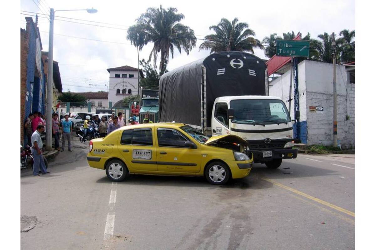 Debido a la omisión de un pare, al parecer por parte del conductor del taxi urbano del Socorro, se estrelló con una turbo que cubría la ruta Puente nacional – Bucaramanga. (Foto: Luis Fernando Martínez Vargas/VANGUARDIA LIBERAL)