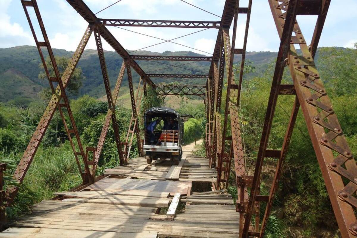 Desde hace tres años la comunidad ha venido denunciando el deterioro del puente y aseguran que las autoridades locales y departamentales no han tomado acciones al respecto. (Foto: Yorley Gómez / VANGUARDIA LIBERAL)