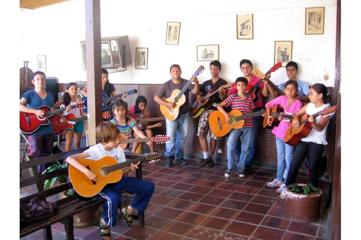 El maestro German Quiroga Quiroga, acompañado de los alumnos que hacen parte de la escuela de música. (Foto: Luis Fernando Martínez Vargas/VANGUARDIA LIBERAL)