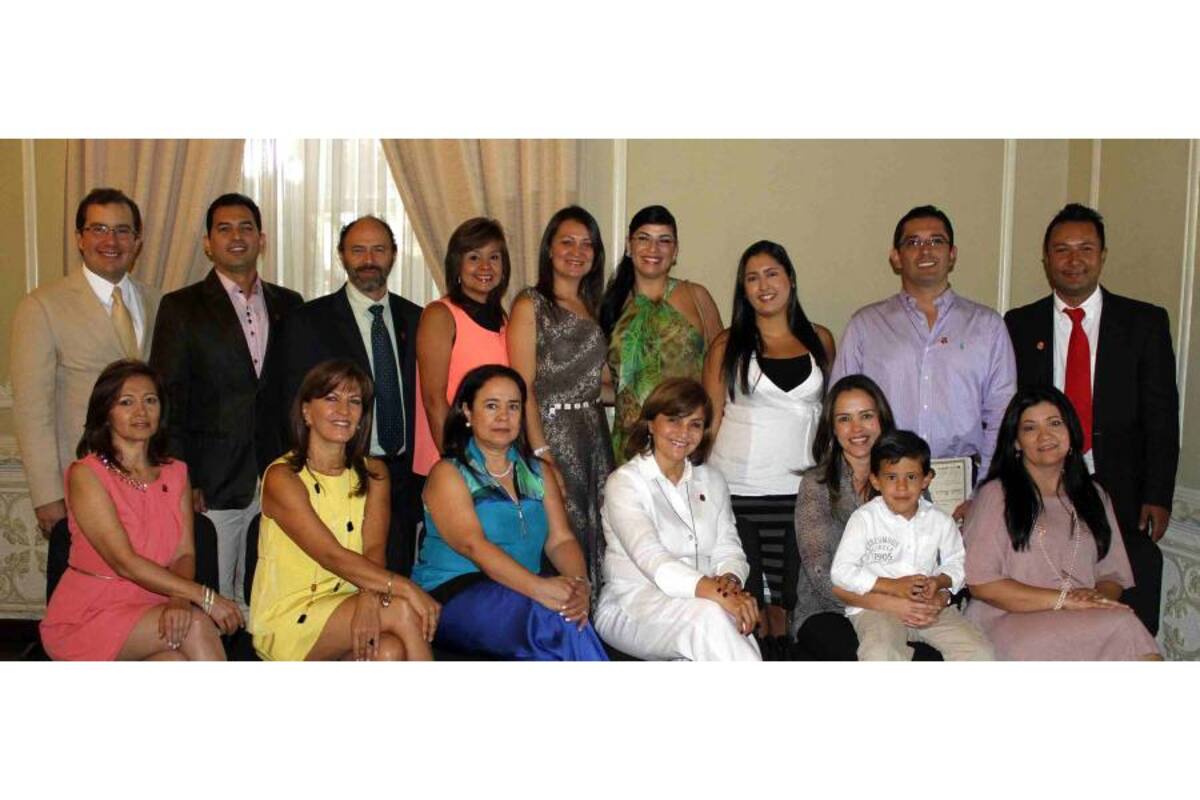 Nancy Leonor Jaimes, Fabiola Báez, Martha Delgado, Rosa Helena Mendoza, Rina Socha, Juan Diego Mendoza, Aura Mantilla, Juan Carlos Rincón, Jhon Franklin Jaimes, Jorge Eleazar Castellanos, Adriana Flórez, Yaneth Jiménez, Sandra Rozo, María Andrea Torres, Camilo Hernández y Andrés Felipe Cruz. (Foto: Nelson Díaz/ VANGUARDIA LIBERAL)