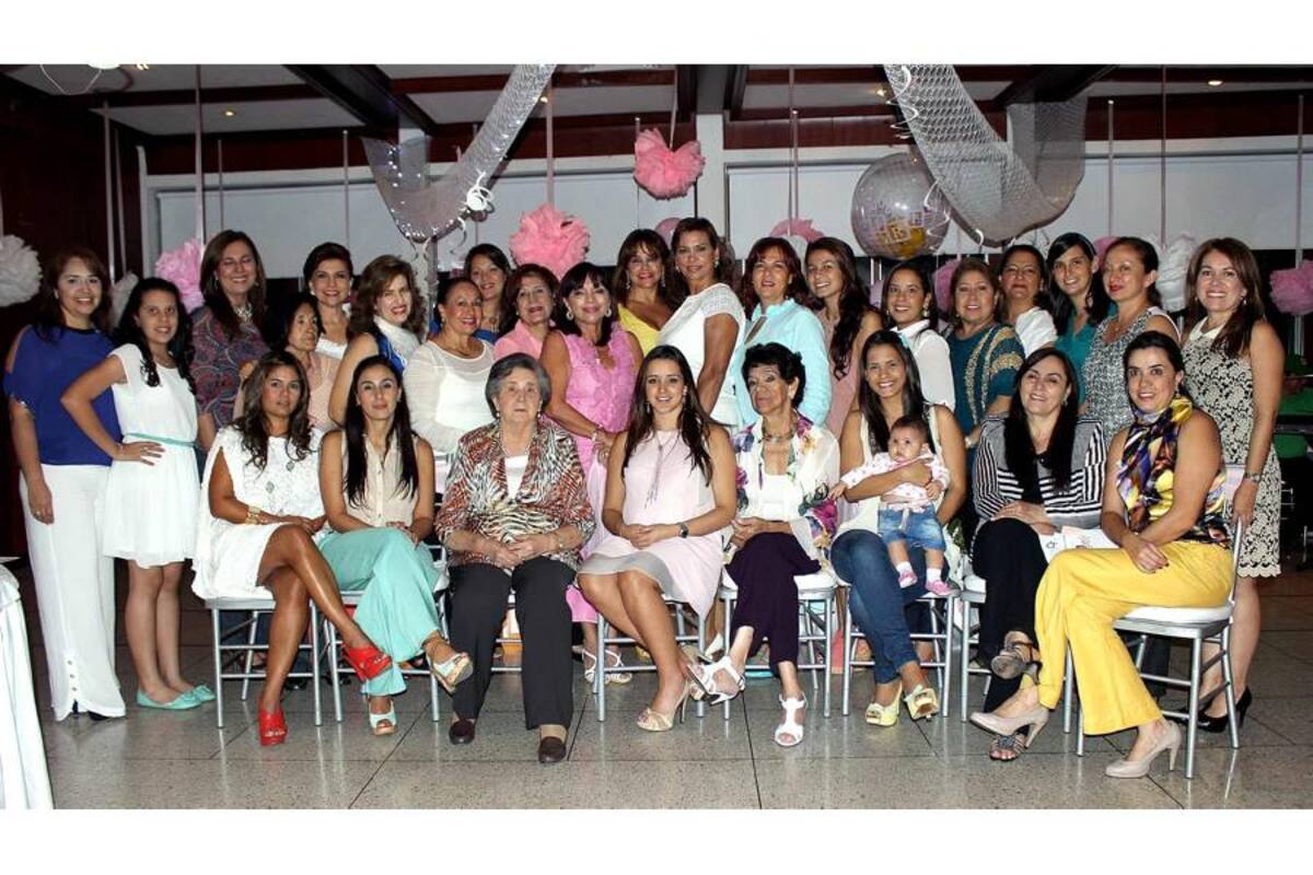 Elvira León, Mayra Jaimes, Dora de Durán, María Andrea Calvo, Lucy León de Forero, Adriana Durán, Sofía Chacón, Marina Mogollón, Isabel Cristina Forero, María Gabriela Durán, Lida de Durán, María Consuelo Durán, María Teresa de Sarmiento, Esperanza León, Carmen Lucía Forero, Nohora León, Sandra Barragán, Mary de Forero, Elvira de León, Johana Forero, Estella Chacón, Patricia Valenzuela, Estephanía Chacón, Laura Cristina Chacón, Estella Santiago, Lucía Chacón, María Angélica Chacón, Sonia Ofelia Cáceres y Martha Gallo. (Foto: Mauricio Betancourt/ VANGUARDIA LIBERAL)