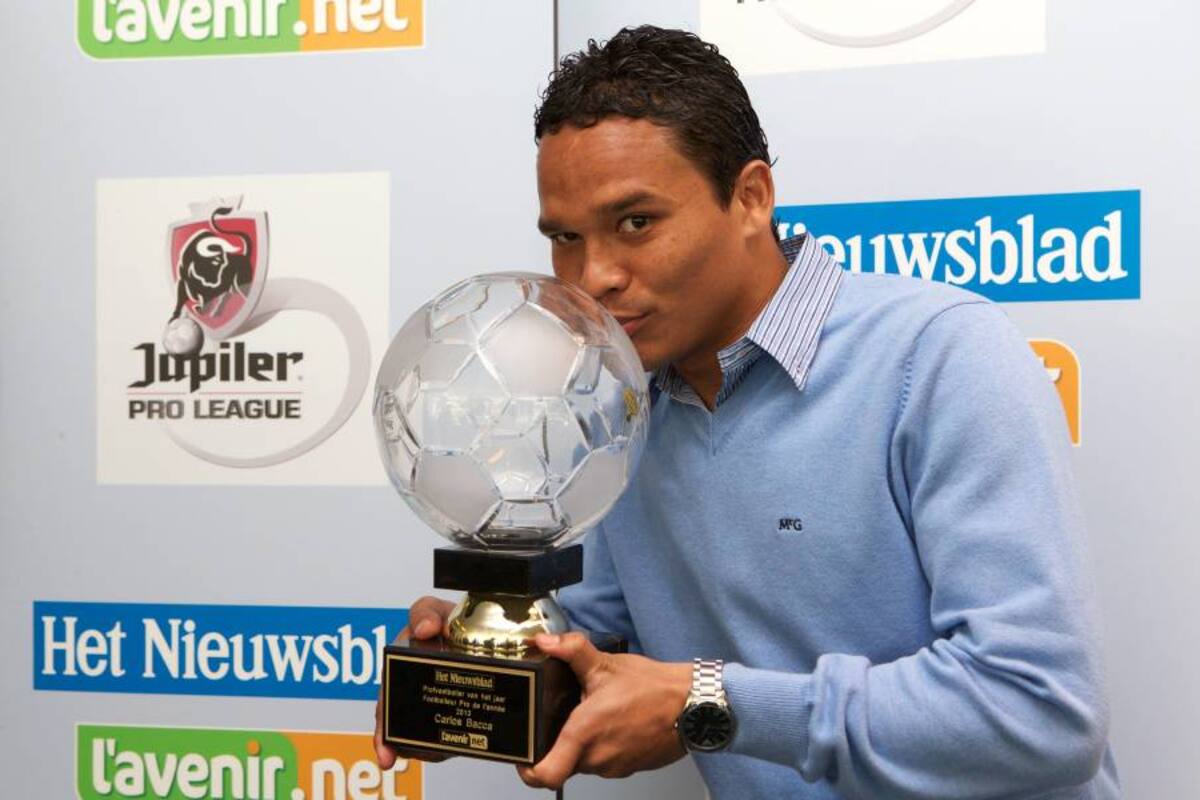 El delantero colombiano del Club Brujas, recibió ayer el trofeo que lo acredita como el mejor jugador de la Liga de Bélgica en la temporada 2012 - 2013. (Foto: AFP / VANGUARDIA LIBERAL)