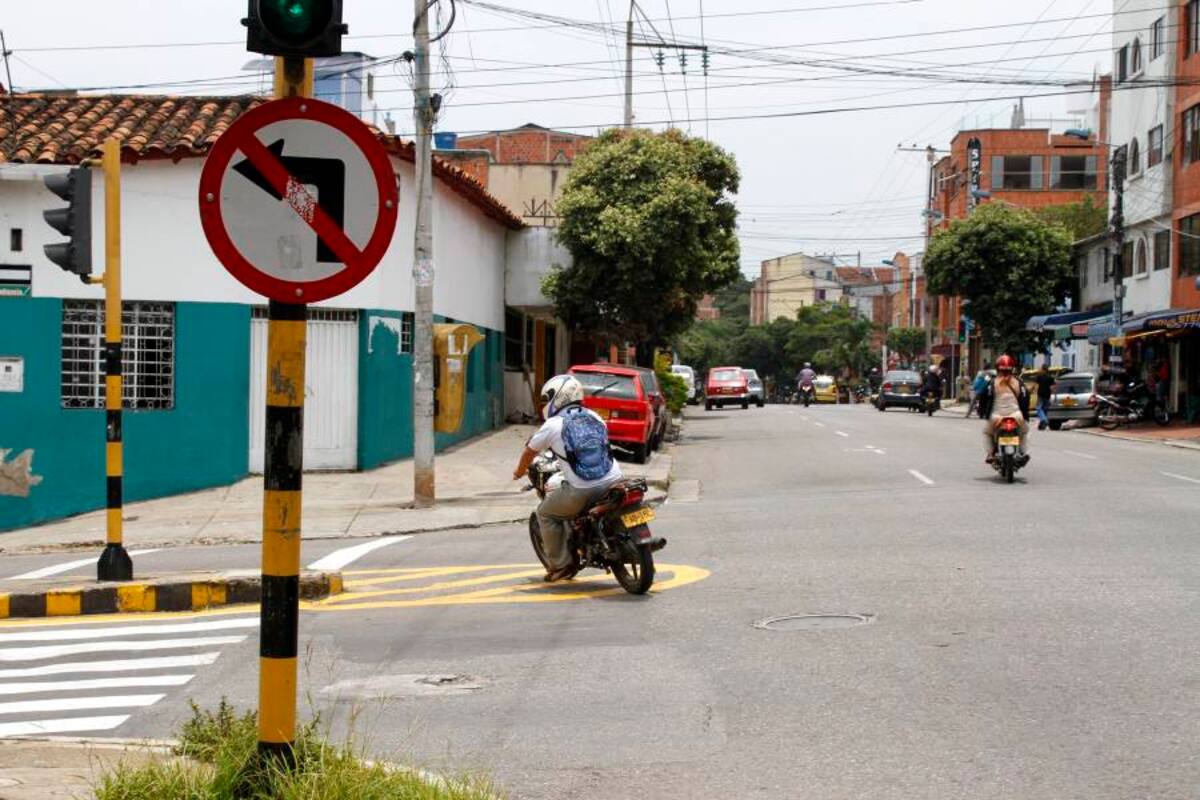 Algunos motociclistas no acatan las normas viales, tal como se registra en esta imagen, captada sobre la carrera 21 con la calle 56. (Foto: Fotografía: Nelson Díaz / VANGUARDIA LIBERAL)