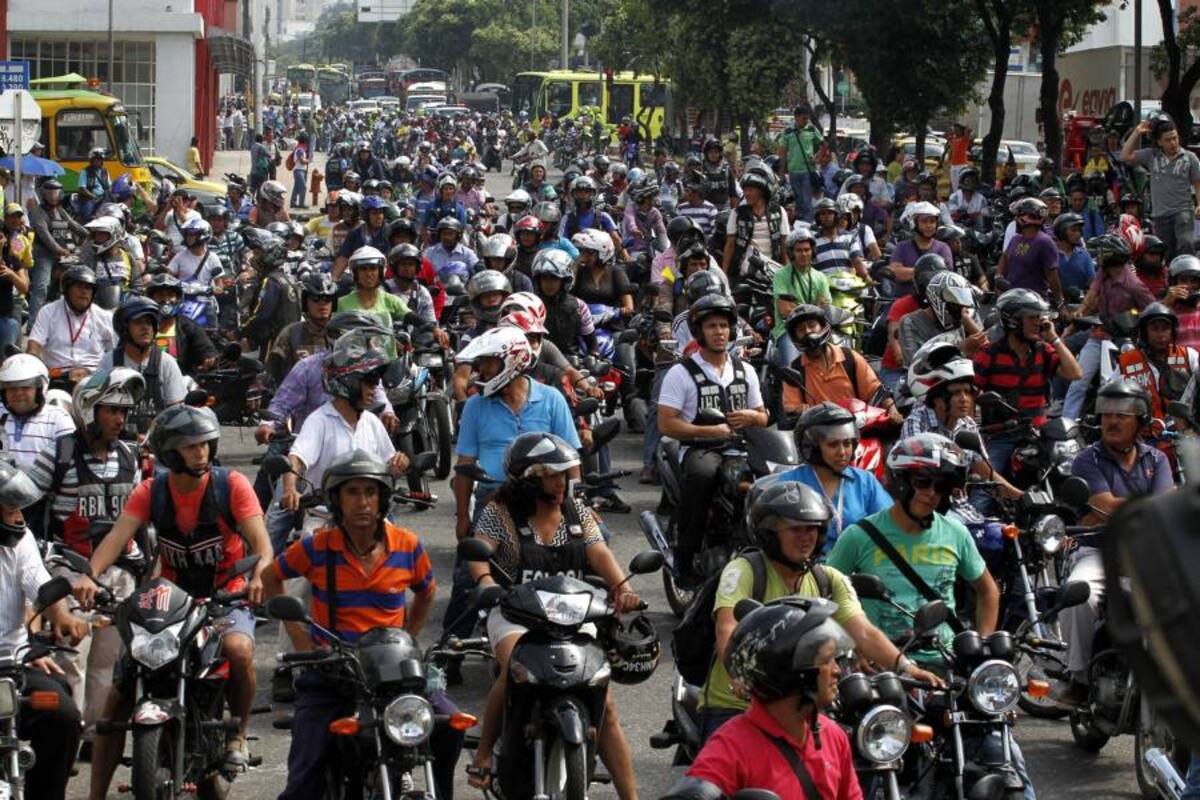 Los motociclistas de Bucaramanga bloquearon, el pasado martes, las principales vías de la capital santandereana. Ellos rechazaron, de manera categórica, el anuncio que había hecho la Dirección de Tránsito de Bucaramanga sobre un posible censo de conductores de motos. (Foto: Foto: Nelson Díaz / VANGUARDIA LIBERAL)