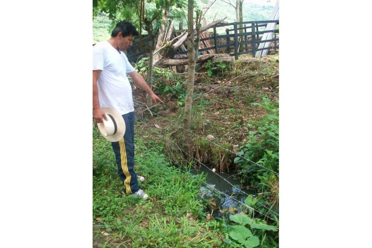Seis familias de la vereda de El Luchadero se están viendo afectadas por los malos olores que expelen las aguas servidas que corren libremente por los predios, y se requiere con urgencia su canalización. (Foto: suministrada/VANGUARDIA LIBERAL )