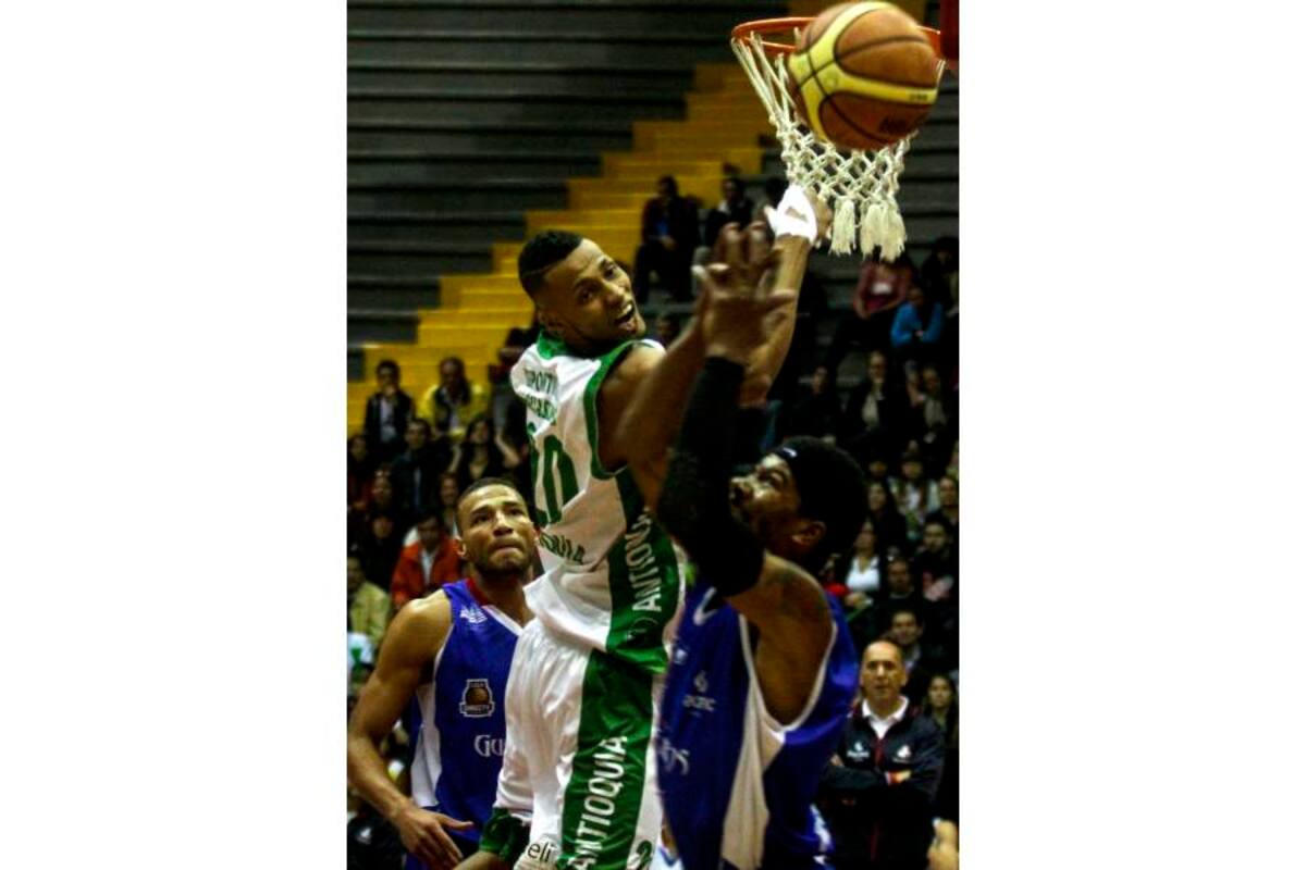 Guerreros de Bogotá y Academia de la Montaña de Medellín comenzaron la disputa del ‘play off’’ final en busca del título de la Liga Directv de Baloncesto Profesional. (Foto: AFP/VANGUARDIA LIBERAL)