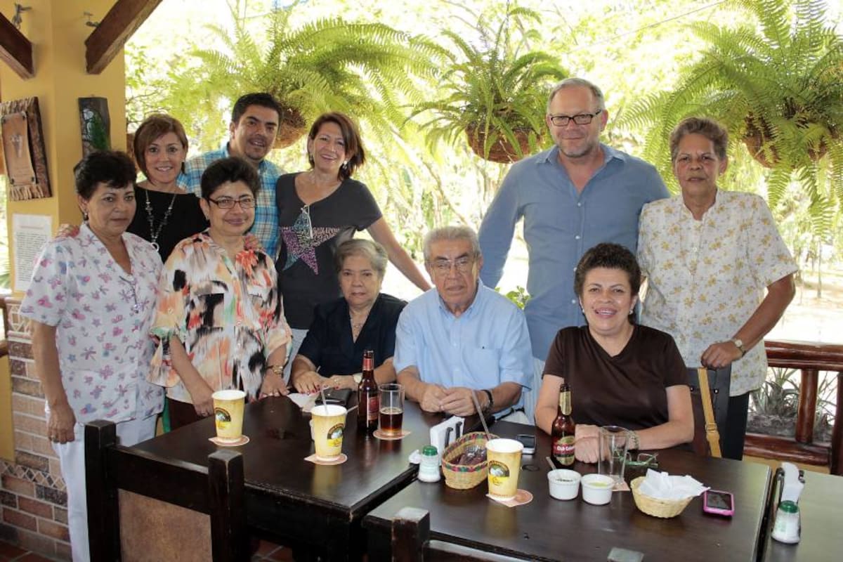 Isabel Vargas, Rebeca Rey, Sara Esteban, Carlos Esteban, Patricia Arenas, Scott Hornback, María Janeth Ardila, Matilde Jiménez de Esteban, Emilio Esteban Buitrago y Marta Esteban. (Foto: Javier Gutiérrez/ VANGUARDIA LIBERAL)
