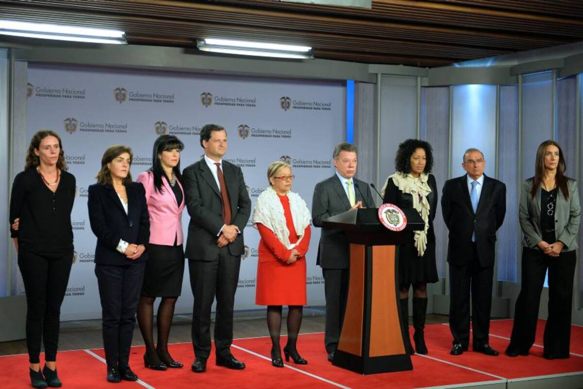 A la derecha del presidente Santos está María Riveros y a su izquierda Nigeria Rentería, las mujeres que acompañarán al resto de los delegados del Gobierno en las negociaciones con las Farc. (Foto: Colprensa / VANGUARDIA LIBERAL)