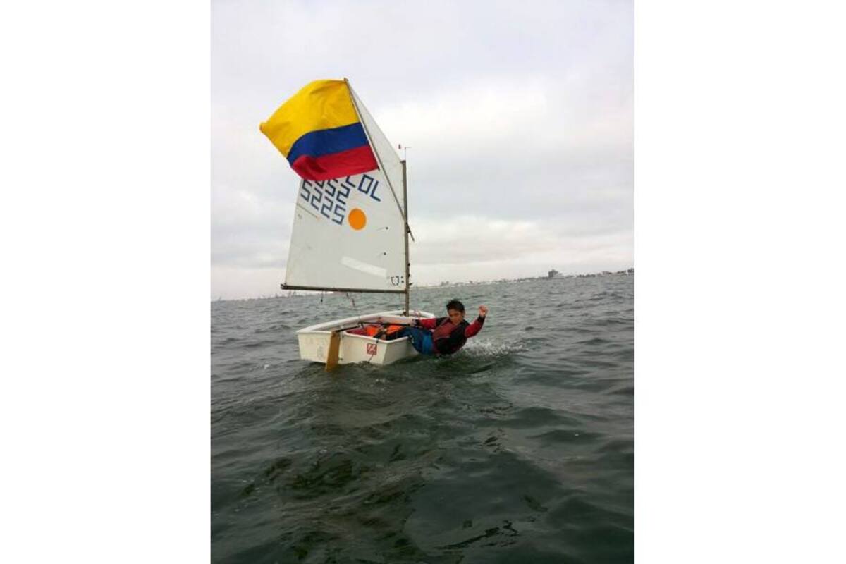 El joven y talentoso navegante santandereano Simón Gómez le entregó ayer a Colombia una nueva medalla de oro, al ganar la modalidad de Optimist en las competencias de vela en los Juegos Bolivarianos que se cumplen en territorio inca. (Foto: Suministrada / VANGUARDIA LIBERAL)
