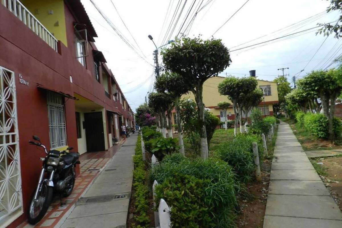 Las peatonales del barrio Ciudad Metropolitana de Girón también se tornan peligrosas durante el día debido a la soledad. (Foto: Liliana Carvajal/VANGUARDIA LIBERAL )