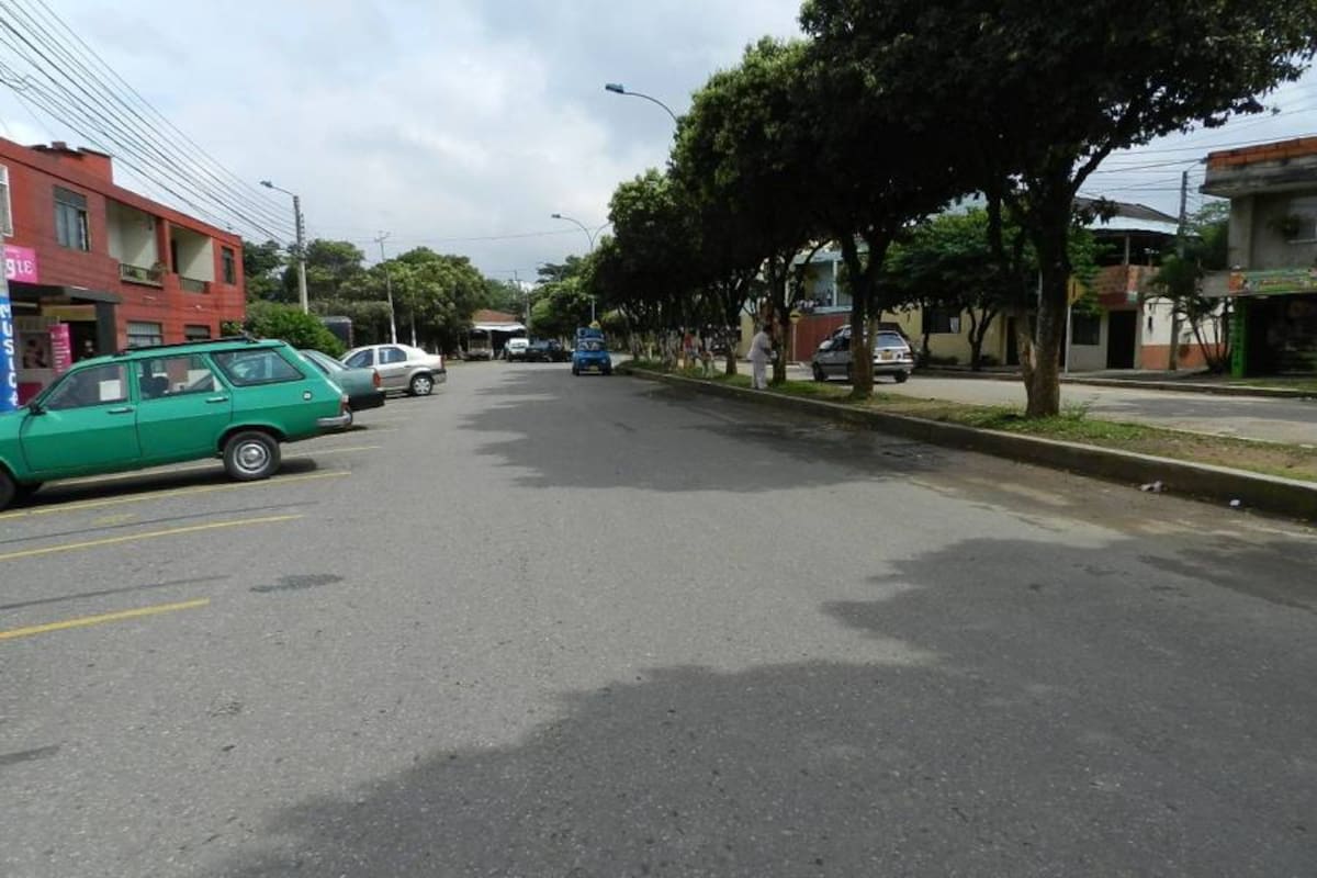 Los habitantes del barrio Ciudad Metropolitana solicitaron a las autoridades recuperar el espacio público y a su vez construir reductores de velocidad en la vía principal, porque aquí, los vehículos transitan my rápido. (Foto: Liliana Carvajal/VANGUARDIA LIBERAL )