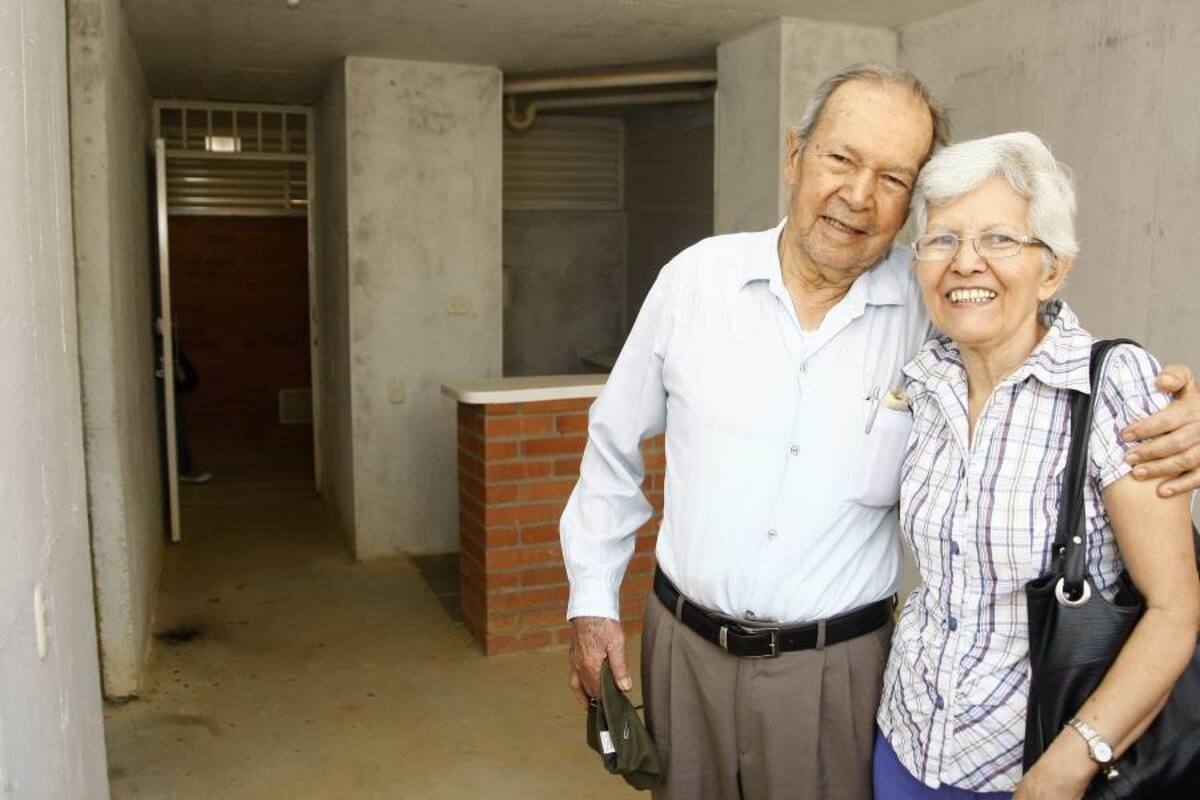 Jorge Granados y Nubia Garzón hacen parte de los 120 hogares que se favorecieron con los apartamentos, levantados en la Comuna Norte de Bucaramanga. (Foto: Foto: César Flórez León / VANGUARDIA LIBERAL)