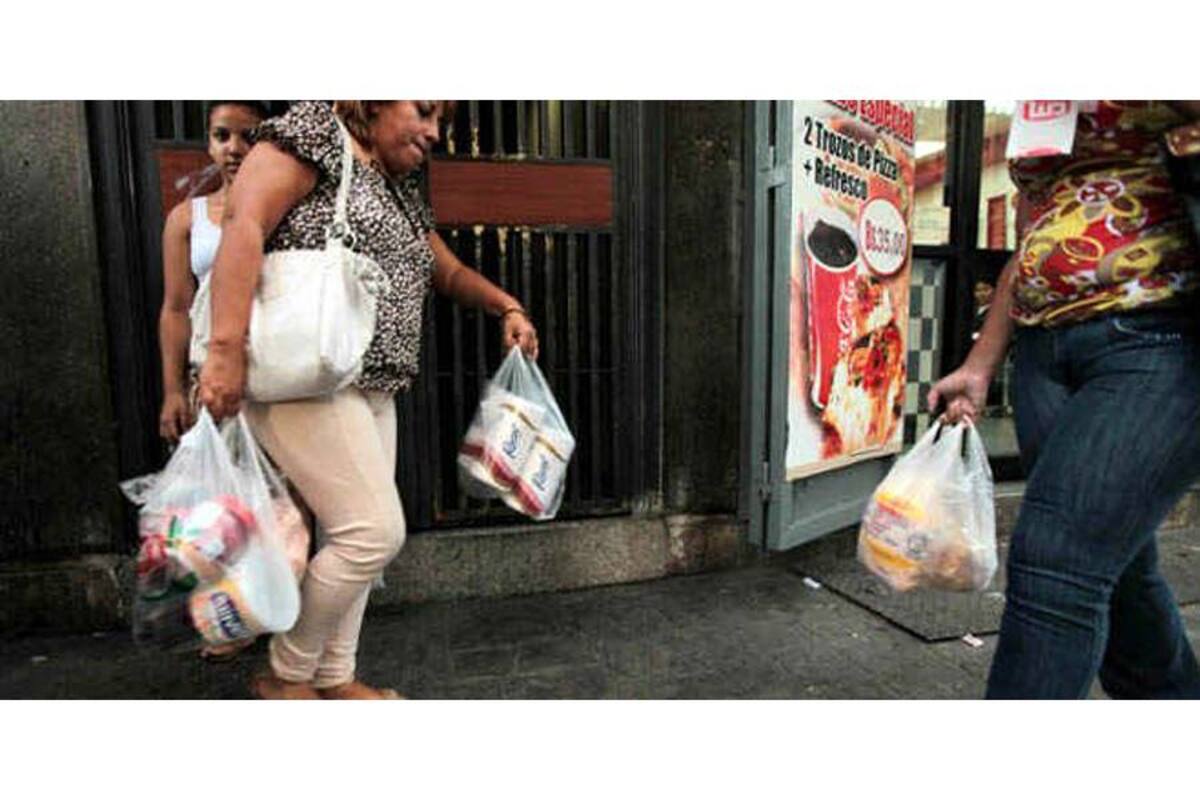 El costo de un paquete de cuatro rollos de papel es de 18 bolívares. Los venezolanos compran todos los que pueden ante el temor de otra escasez del producto, a pesar de su masiva importación. (Foto: AFP/VANGUARDIA LIBERAL)