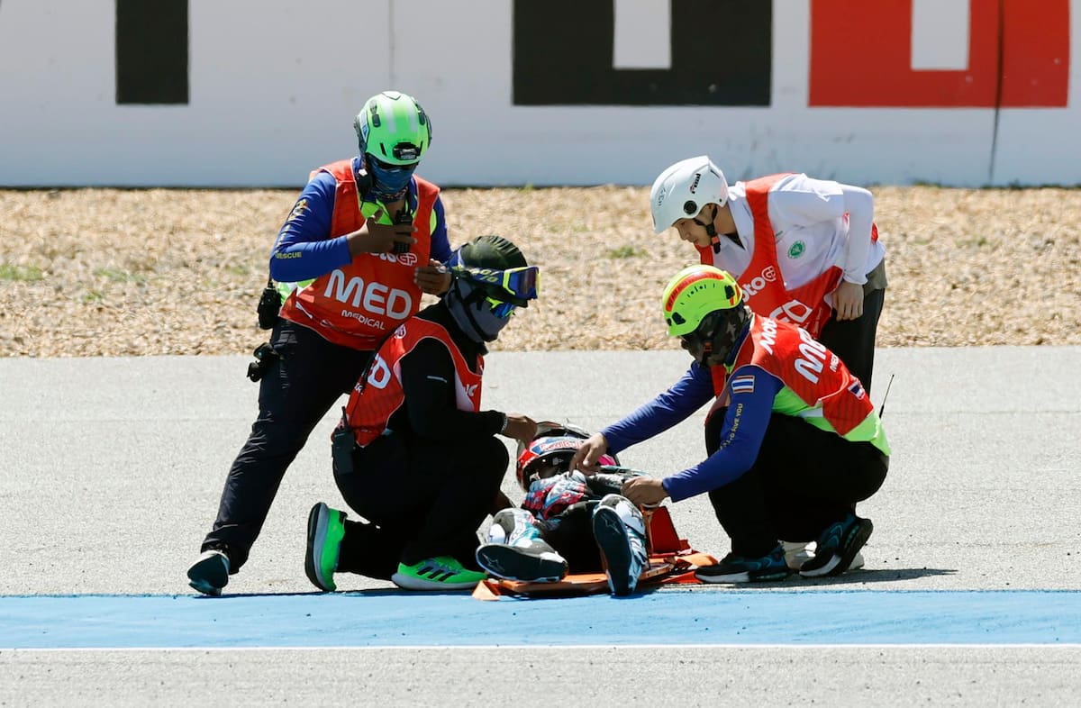 Buriram (Thailand), 01/03/2026.- Track medics give first aid to Colombian Moto2 rider David Alonso of CFMOTO Aspar Team after a crash during the Moto2 race of the Motorcycling Grand Prix of Thailand at Chang International Circuit, Buriram province, Thailand, 01 March 2026. (Motociclismo, Tailandia) EFE/EPA/RUNGROJ YONGRIT