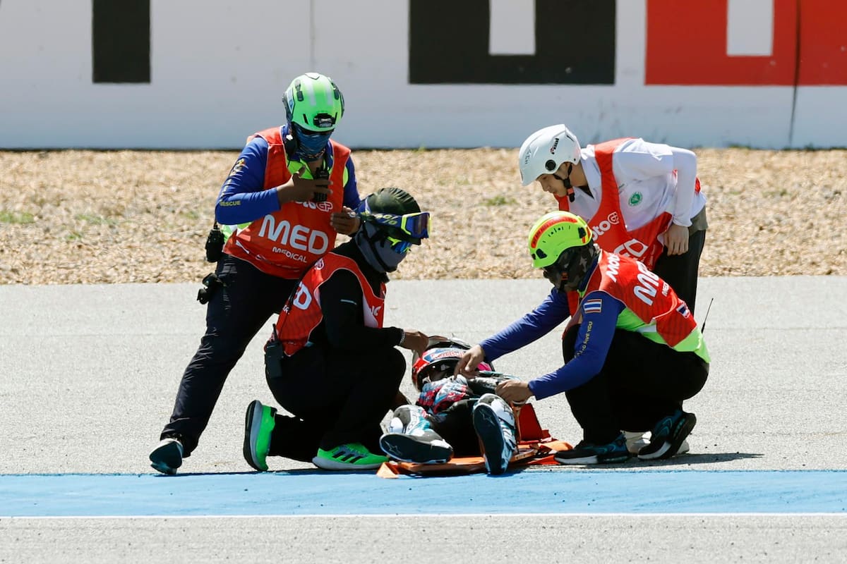 Buriram (Thailand), 01/03/2026.- Track medics give first aid to Colombian Moto2 rider David Alonso of CFMOTO Aspar Team after a crash during the Moto2 race of the Motorcycling Grand Prix of Thailand at Chang International Circuit, Buriram province, Thailand, 01 March 2026. (Motociclismo, Tailandia) EFE/EPA/RUNGROJ YONGRIT
