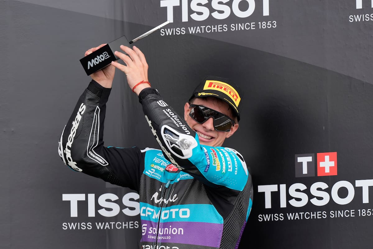 El piloto colombiano del CFMoto Aspar Team, David Alonso, celebra el tercer puesto en la carrera de Moto2 en el Gran Premio de Gran Bretaña de Motociclismo en Silverstone. //EFE