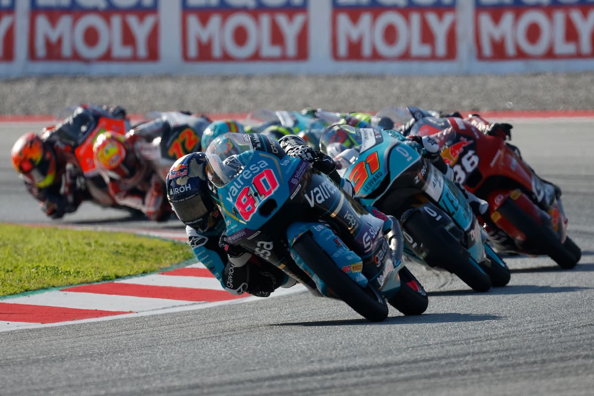 El piloto colombiano David Alonso (80), CFMOTO Aspar, compite en la carrera de Moto3 en el Gran Premio de Cataluña. //EFE