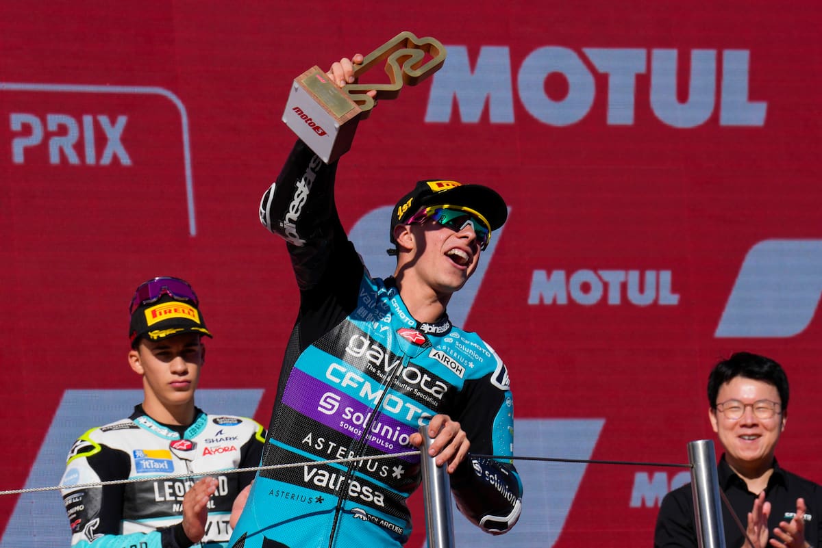 El piloto David Alonso, CFMOTO Aspar Team, celebra su victoria tras ganar la carrera de Moto3 Gran Premio Barcelona Solidaridad de Moto3. //EFE