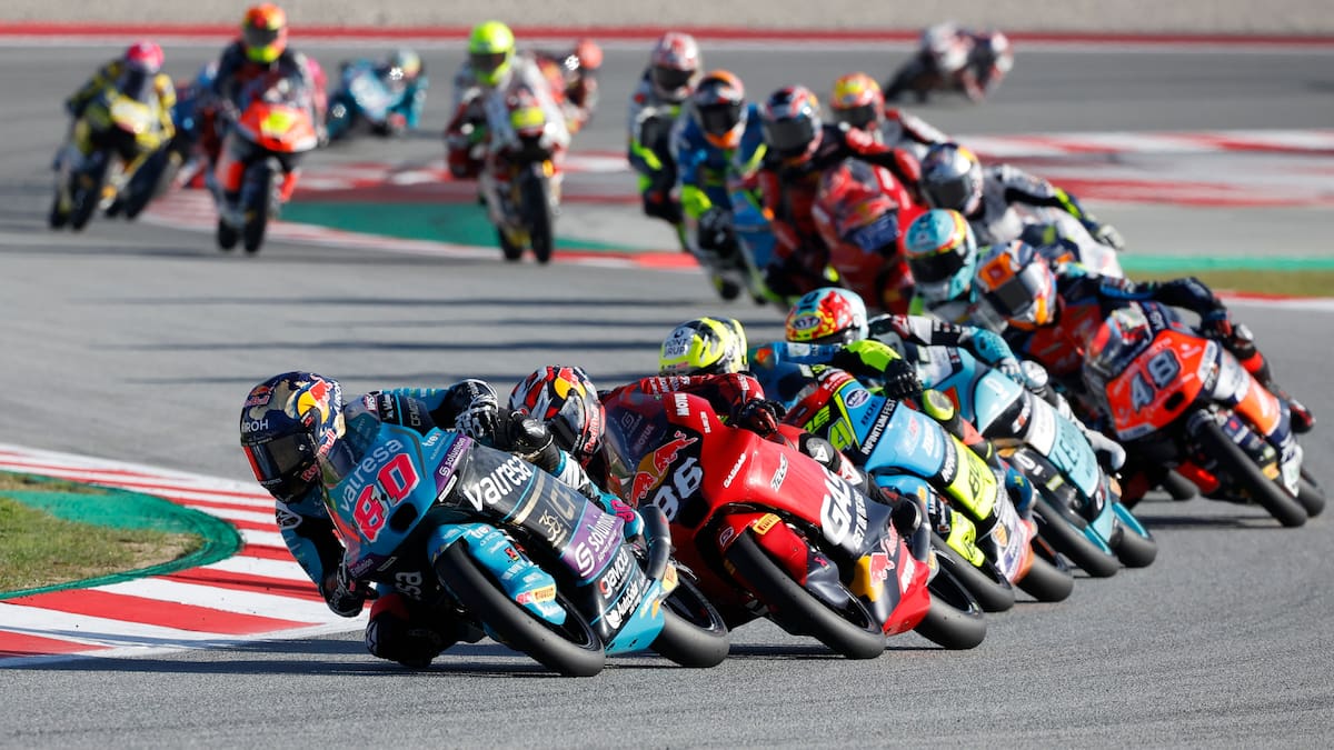 MONTMELÓ (BARCELONA), 17/11/2024.-El piloto colombiano David Alonso (80), CFMOTO Aspar, lidera la carrera de Moto3 en el Gran Premio de Cataluña, este domingo. EFE/ Alberto Estévez