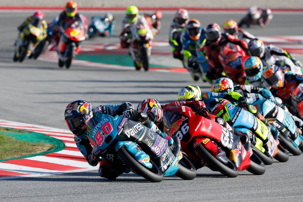 MONTMELÓ (BARCELONA), 17/11/2024.-El piloto colombiano David Alonso (80), CFMOTO Aspar, lidera la carrera de Moto3 en el Gran Premio de Cataluña, este domingo. EFE/ Alberto Estévez