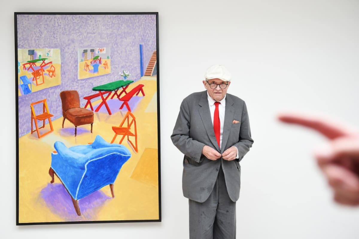 Con sus características gafas redondas y su inseparable gorra, David Hockney se convirtió en un referente cultural del Reino Unido y una de las voces más influyentes del arte moderno. Foto // EFE.
