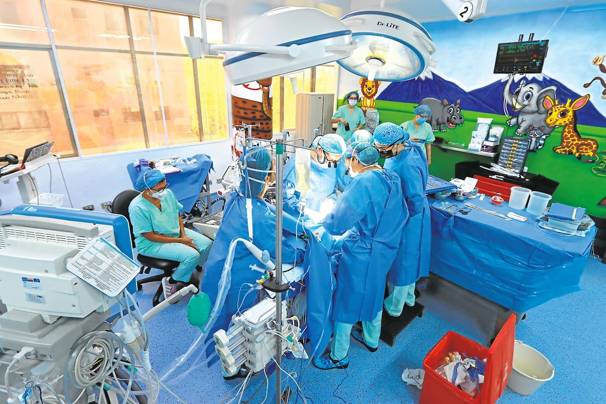 Cirugía a un bebé de cinco meses con cardiopatía congénita, realizada el pasado 19 de abril. Junto a la cirujana Mendoza también estuvieron el cirujano cardiovascular Álvaro Montero, la anestesióloga Jenny Pacheco, la instrumentadora Daniela Godoy, la perfusionista Alba Lucía Cuadros y la jefe Claudia Sánchez.