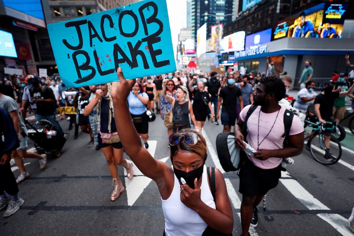 Ciudadanos de varios estados han salido a las calles para expresar su rechazo, luego de que un hombre de raza negra recibiera siete disparos en la espalda de un policía blanco el domingo pasado en Wisconsin. (Foto: EFE / VANGUARDIA)