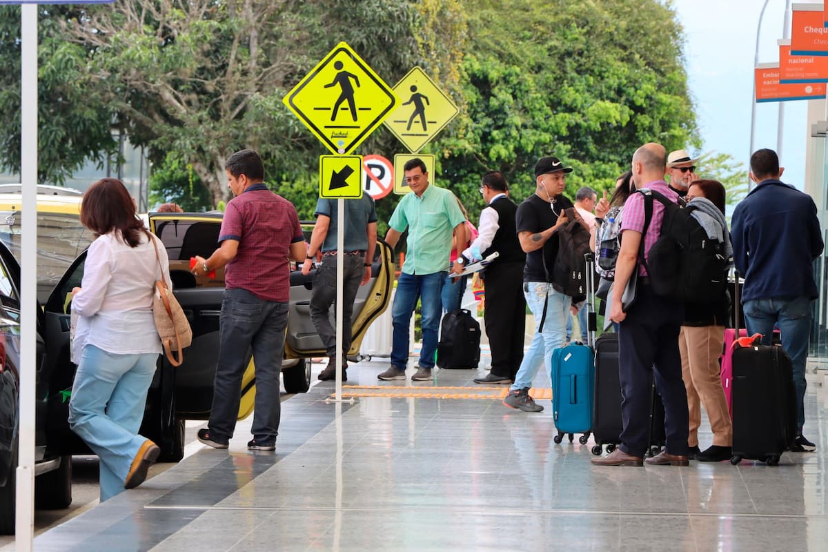 Los usuarios también se quejan de la restricción impuesta para el ingreso de automotores particulares al túnel o nivel inferior. (Fotos: Diego Calderón León / VANGUARDIA)