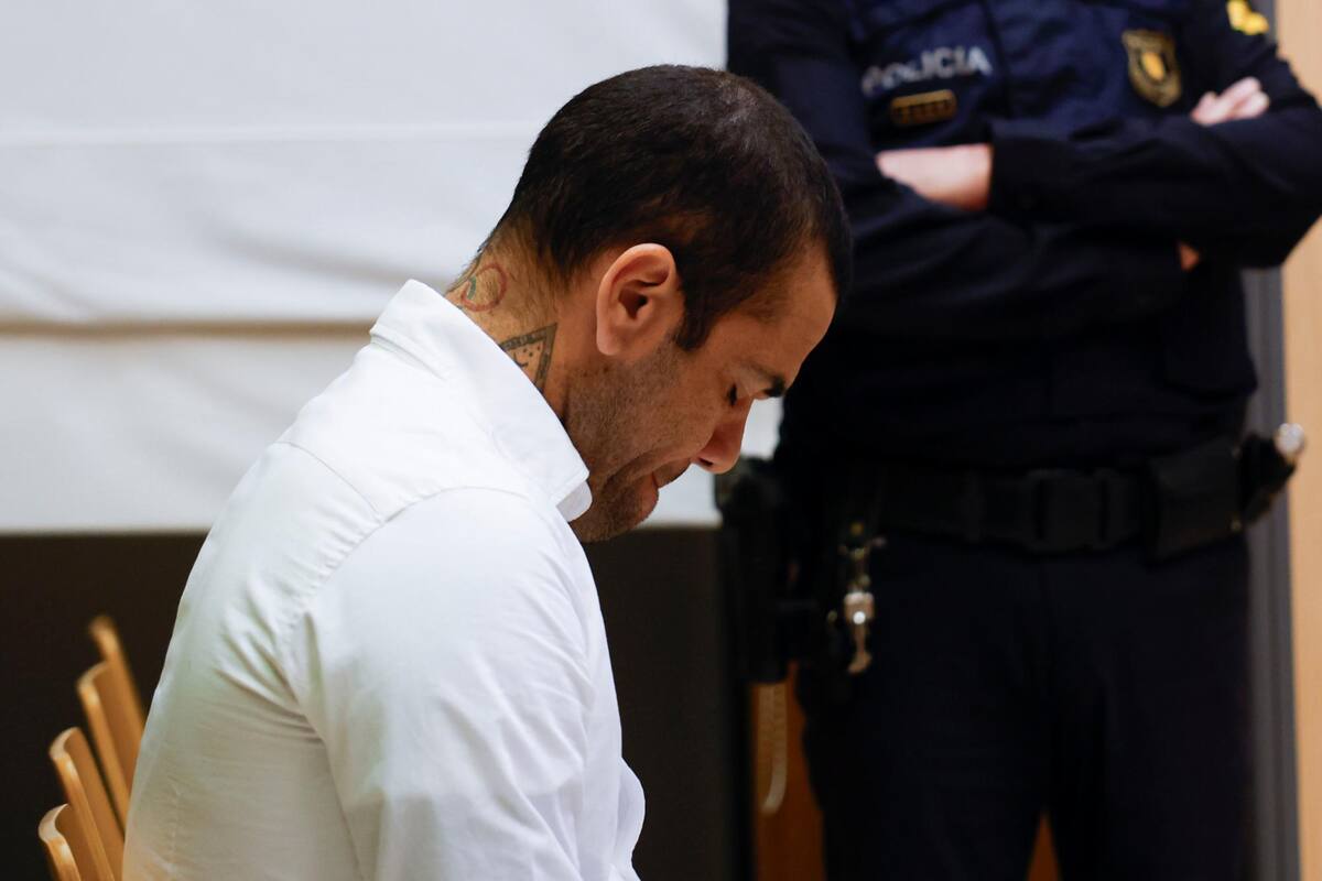 Alves tendrá que pagar cuatro años y medio de cárcel tras ser declarado culpable por violación.