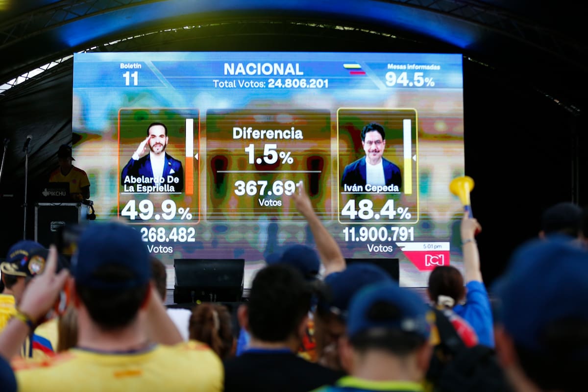 Simpatizantes del candidato a la presidencia de Colombia Abelardo de la Espriella esperan los resultados de la segunda vuelta este domingo, en Cali (Colombia). De la Espriella se consolida al frente del conteo preliminar de votos de las elecciones presidenciales en Colombia con una ventaja de 438.406 votos cuando va informado el 65,44 % de las mesas por la Registraduría Nacional. EFE/ Ernesto Guzmán
