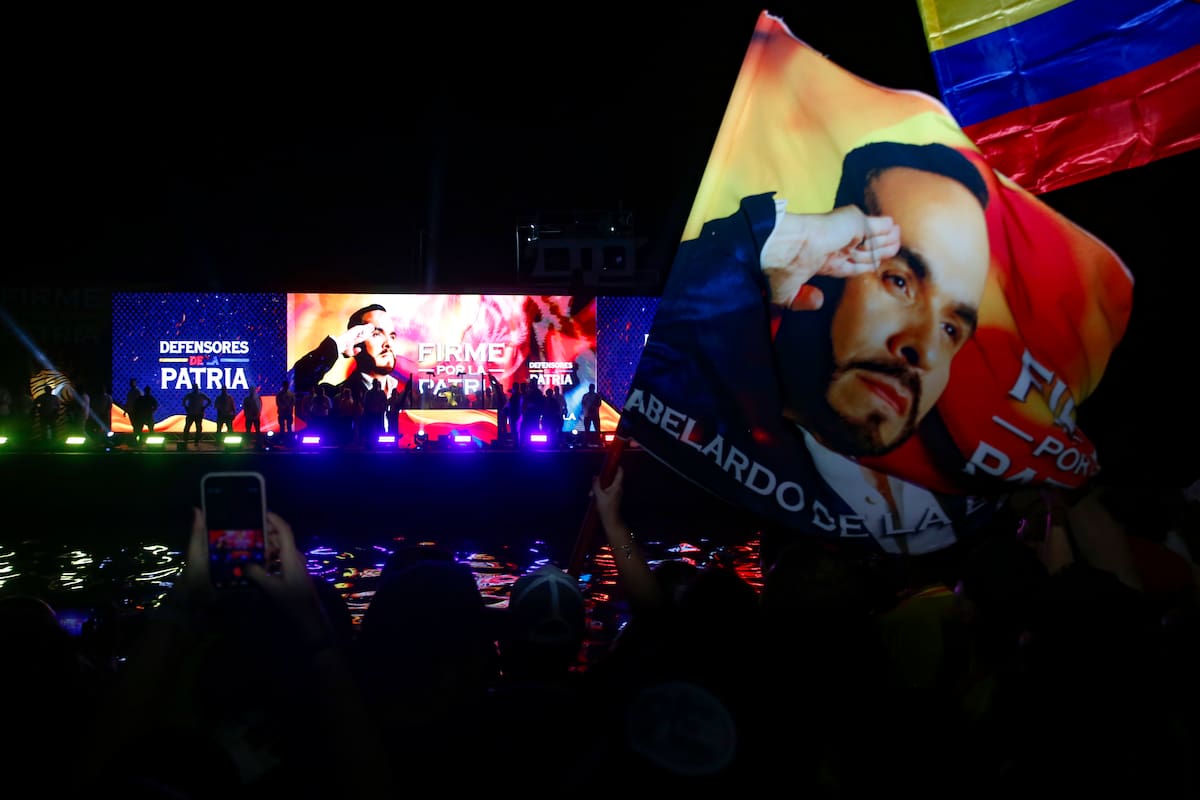 Fotografía que muestra una embarcación, pantallas y banderas con la imagen del candidato de ultraderecha Abelardo de la Espriella, al final de la jornada electoral este domingo, en Barranquilla (Colombia). EFE/ Ernesto Guzmán Jr